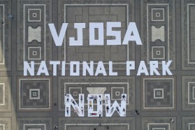 Anrufe von der Piazza Duomo in Italien fordern den Schutz der #VjosaForever.